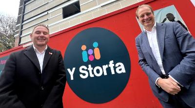 Y Storfa Leader and Paul Boyle (VC at Swansea University).