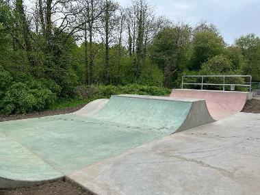 Coed Bach skating
